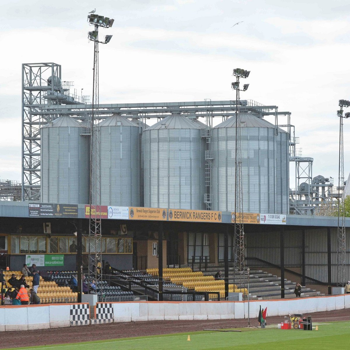 anglogalician's tweet photo. Y el ganador es...
Antes, cabe explicar que se votó por 95 campos.
Una locura.
253 votos, 95 campos

-Tercer clasificado: Anfield
-Segundo: Riazor.

Vencedor absoluto: Shielfield Park, hogar del @OfficialBRFC , equipo inglés que juega en la Lowland League escocesa.

Tomamos nota https://t.co/dPce8JcQRs