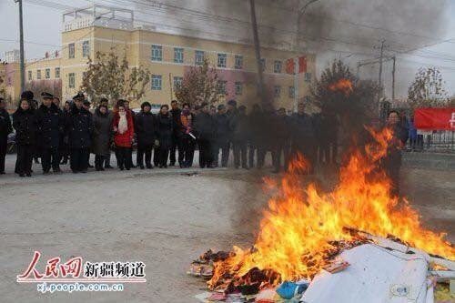 Hazır seccade gündemde iken, Doğu Türkistan'da Çin yönetimi tarafından toplanarak yakılan, daha sonra dünyaya servis edilen seccade ve Kur’an Kerimleride unutmayalım!
