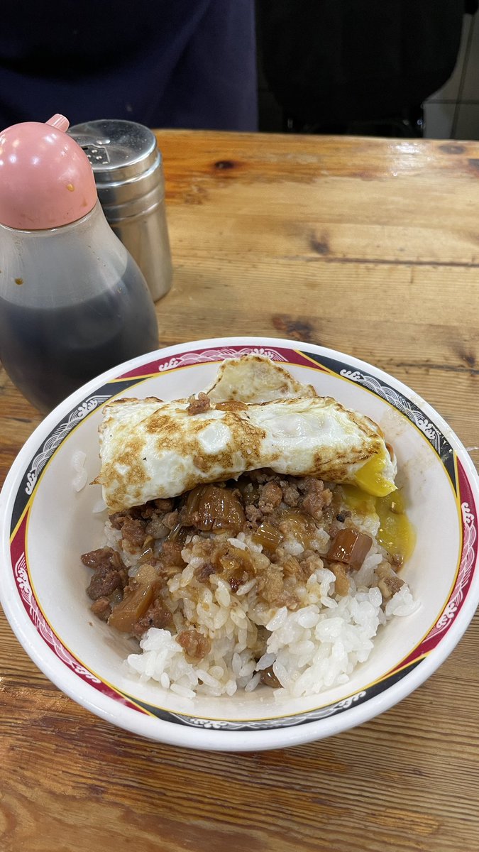 Arshiethromycin's tweet photo. Grabe walang hindi masarap na pagkain dito sa Taiwan plus mura pa!!!!

Here are some of my favorites (aside sa milk tea):
- Good Friend Cold Noodles
- Braised pork rice at Tian Tian Li
- Fuzhou Black Pepper Buns
- Miyahara ice cream https://t.co/d5ybhrxaEu