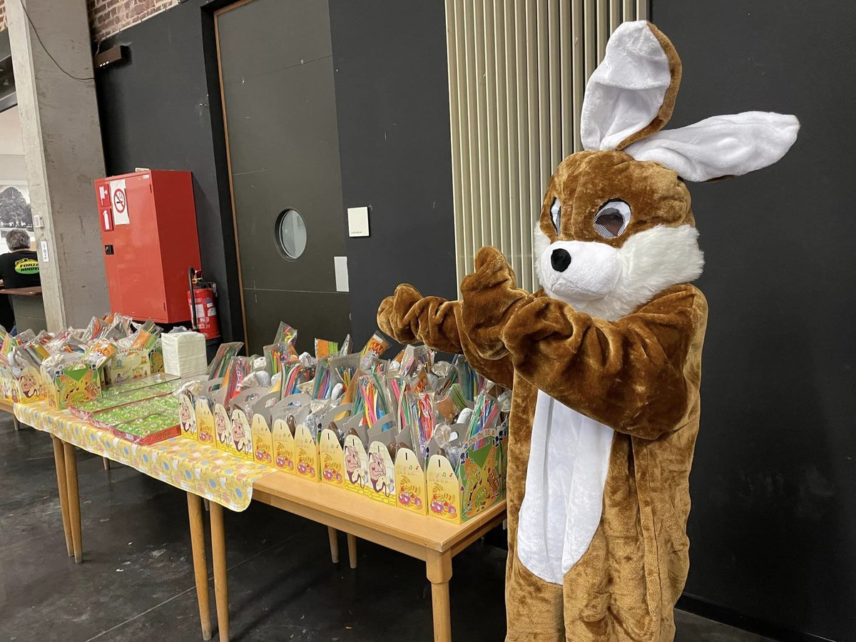 Vandaag om 14 uur komt de Paashaas de ingeschreven kindjes verwennen met lekkers op het Paasfeestje van #ForzaNinove.
Er zijn ook frietjes, ijsjes, cupcakes en springkastelen voorzien.
Ouders en grootouders zijn ook welkom.
#Ninove