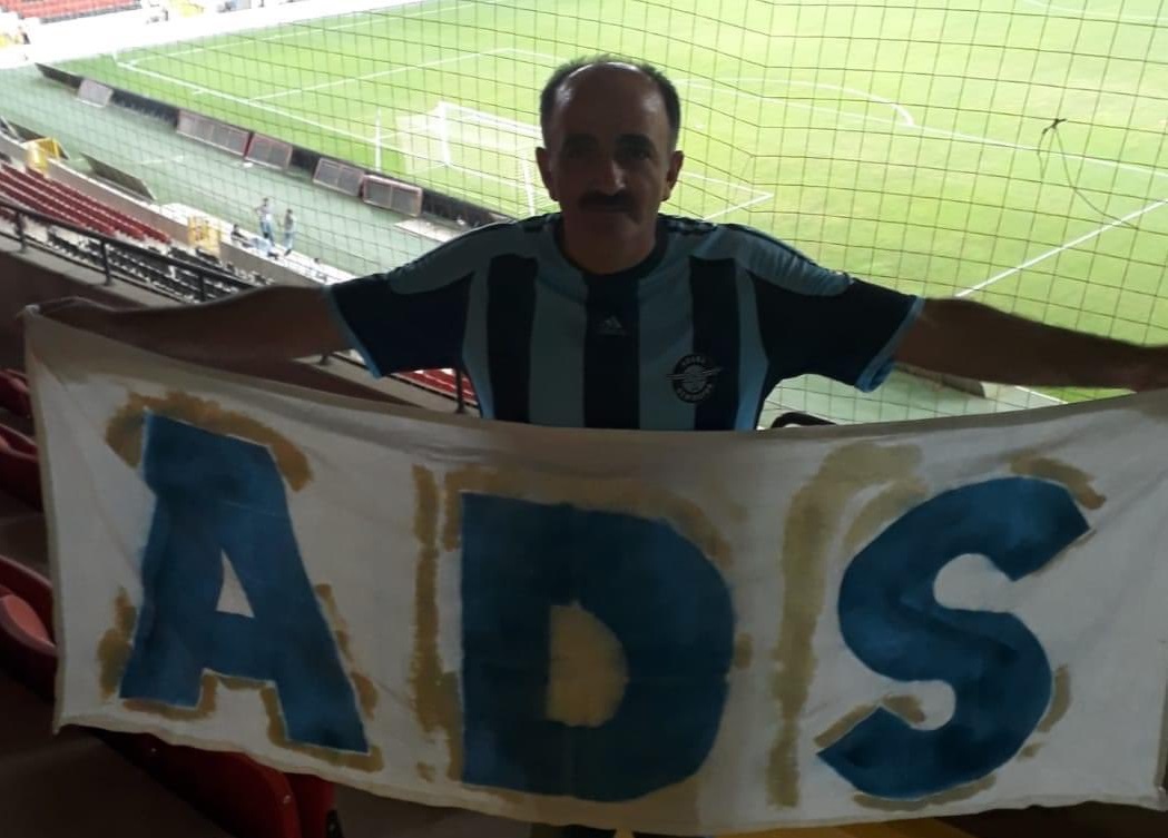 Adana Demirspor tribün emekçilerinden Burhanettin Avar geçirdiği kalp krizi sonucu vefat etti. Başımız sağ olsun, mekanı cennet olsun. 🙏