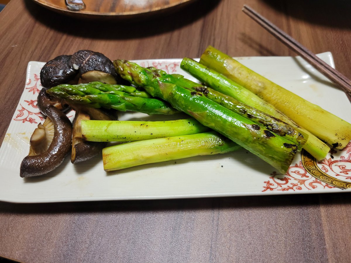 hideki_maejima's tweet photo. 栃木の無農薬アスパラガス
千葉の原木椎茸

旨すぎて笑える https://t.co/t1h4timytI