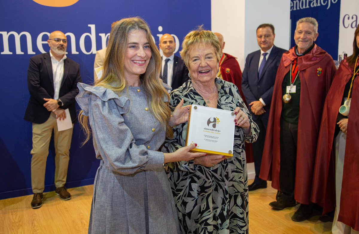 iberovinac's tweet photo. En #Iberovinac2023 🍷🫒 conocimos a la nueva Musa de la Vendimia a toda una trayectoria en el sector agroalimentario, el Mantel Blanco a la mejor carta de vinos y a la nueva embajadora del #cava 🥂

Os compartimos las imágenes 📸 álbum completo en #Facebook https://t.co/CJxCdxVpsa