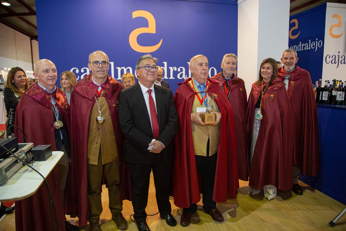 iberovinac's tweet photo. En #Iberovinac2023 🍷🫒 conocimos a la nueva Musa de la Vendimia a toda una trayectoria en el sector agroalimentario, el Mantel Blanco a la mejor carta de vinos y a la nueva embajadora del #cava 🥂

Os compartimos las imágenes 📸 álbum completo en #Facebook https://t.co/CJxCdxVpsa