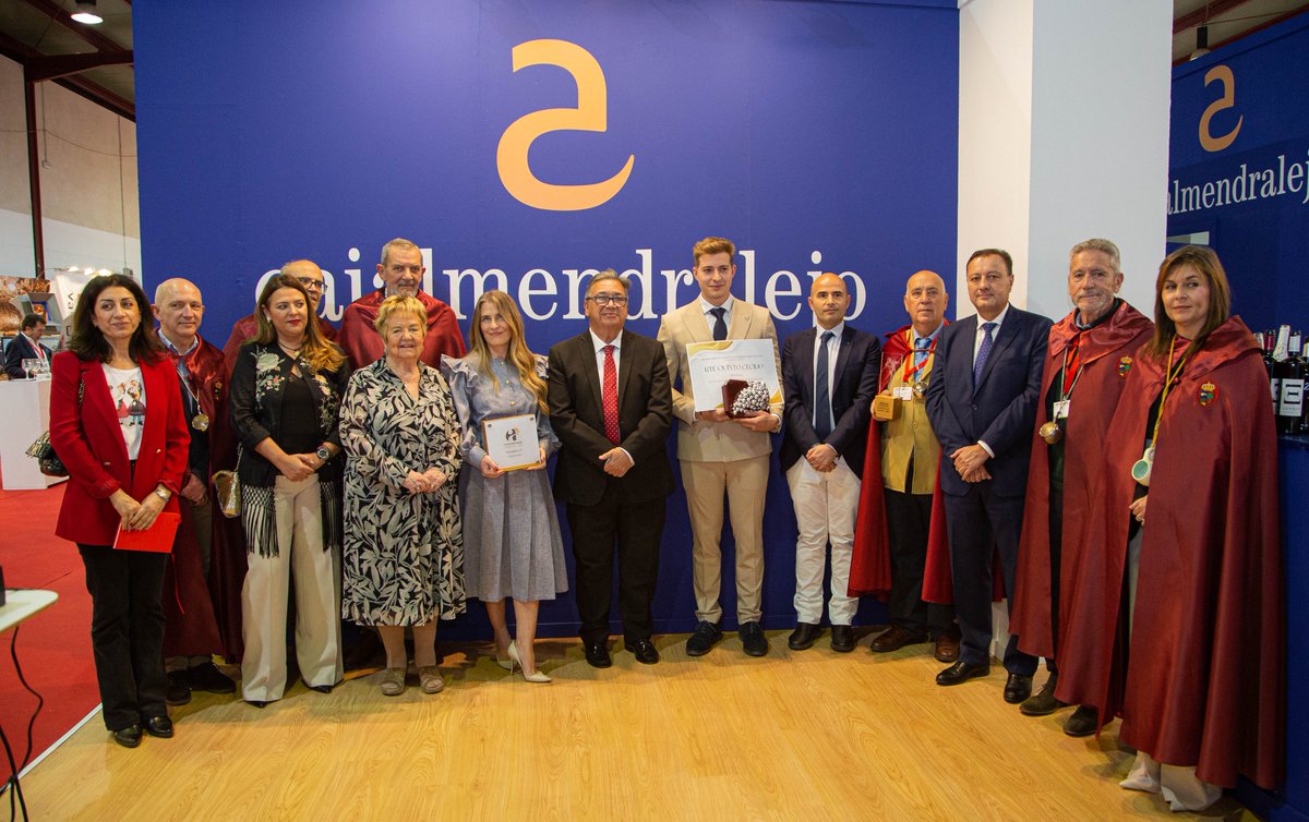 iberovinac's tweet photo. En #Iberovinac2023 🍷🫒 conocimos a la nueva Musa de la Vendimia a toda una trayectoria en el sector agroalimentario, el Mantel Blanco a la mejor carta de vinos y a la nueva embajadora del #cava 🥂

Os compartimos las imágenes 📸 álbum completo en #Facebook https://t.co/CJxCdxVpsa