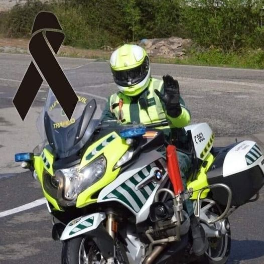 Aiala_S_C's tweet photo. El mundo del ciclismo está de luto.

En una carrera Junior que se disputaba en Grado (Asturias), un desalmado, que había robado un coche, irrumpió en carrera en sentido contrario. Hizo caso omiso a las indicaciones de los voluntarios, de los motoenlaces y de la @guardiacivil. https://t.co/B8Wo5hCC2w