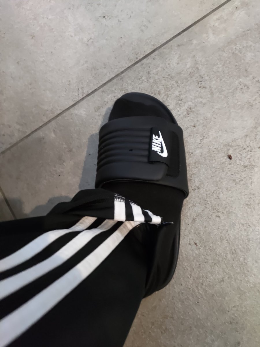 NebelNiek's tweet photo. @barschmellow @Wintercracker_ Hab neuen drip die 9 Euro adiletten warens nicht mehr https://t.co/f9qiVBt2Up
