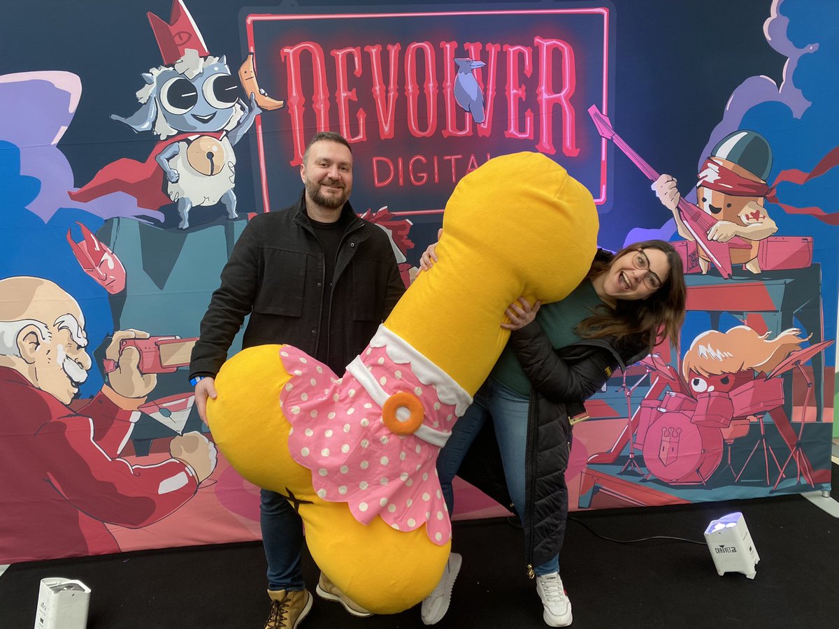 Back from <a href="/WASDlive_/">WASD</a> , and ofc we took a picture with the VIP of the event 😂 <a href="/devolverdigital/">Devolver Digital</a>