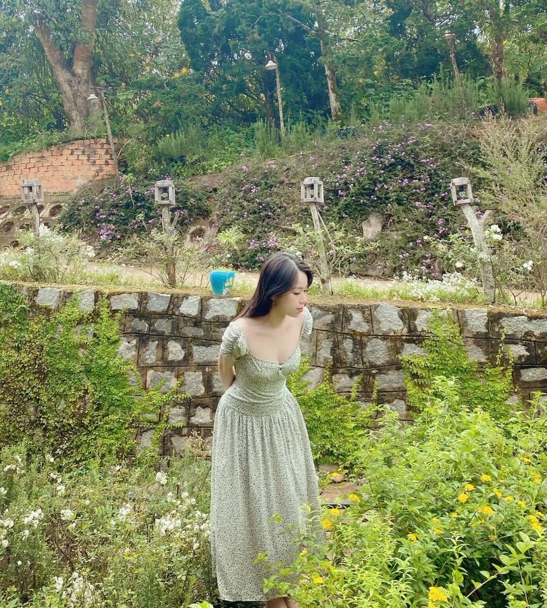 meomymy2's tweet photo. Lén lút sau vườn🥰🥰 https://t.co/GvSi1REGab