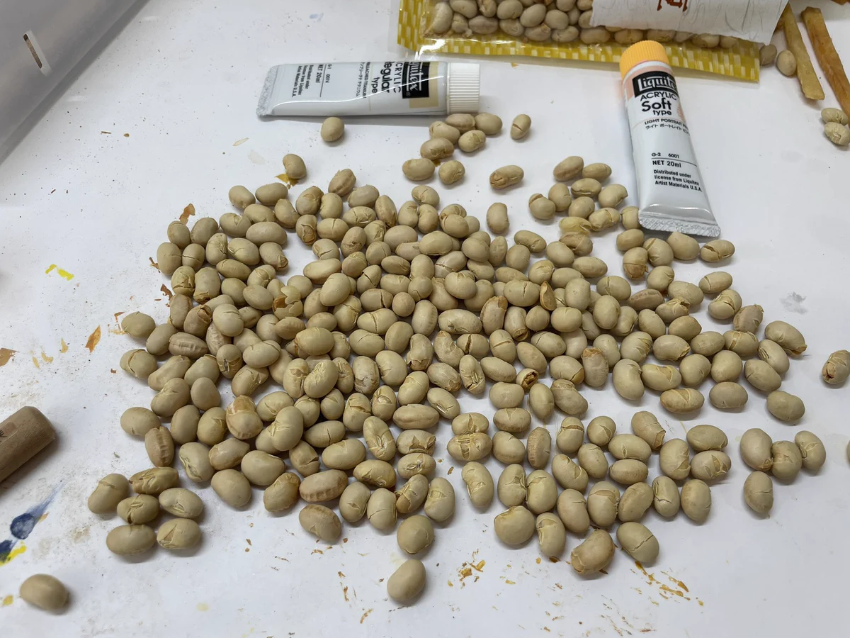 本物の中にまぎれた！大豆の中の木彫り大豆はどれ？