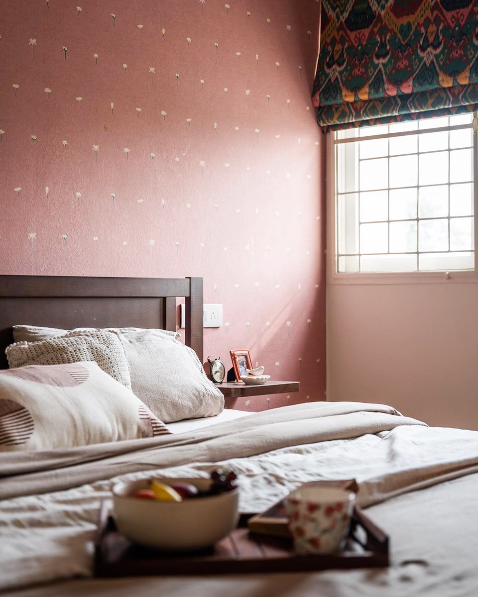 Battle of the Brandenburg Beds ⚔️ Which setting would you choose to spend your Sunday in? 

Styled by @krishnamithra 

#ULStory #urbanladder #bedroom #homeinterior #interiordesign #summerhome