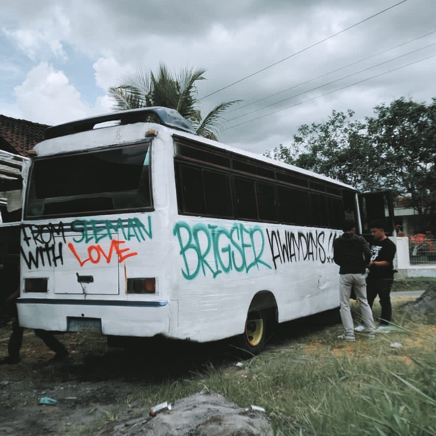BRIGSER_1976's tweet photo. Permisi rombongan darmawisata BRIGSER mau lewat, sapa kami bila bertemu di jalan, sampai jumpa. 🙌

Kulonuwun Semarang!🙏 https://t.co/XRdk8B2jAn