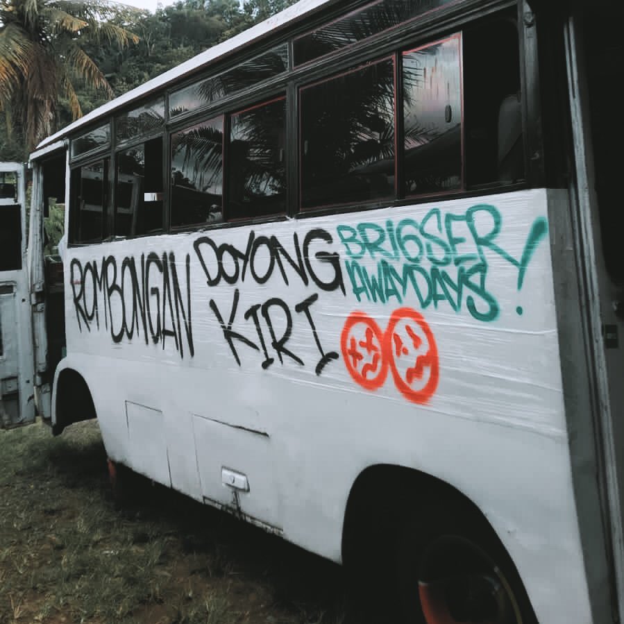 BRIGSER_1976's tweet photo. Permisi rombongan darmawisata BRIGSER mau lewat, sapa kami bila bertemu di jalan, sampai jumpa. 🙌

Kulonuwun Semarang!🙏 https://t.co/XRdk8B2jAn