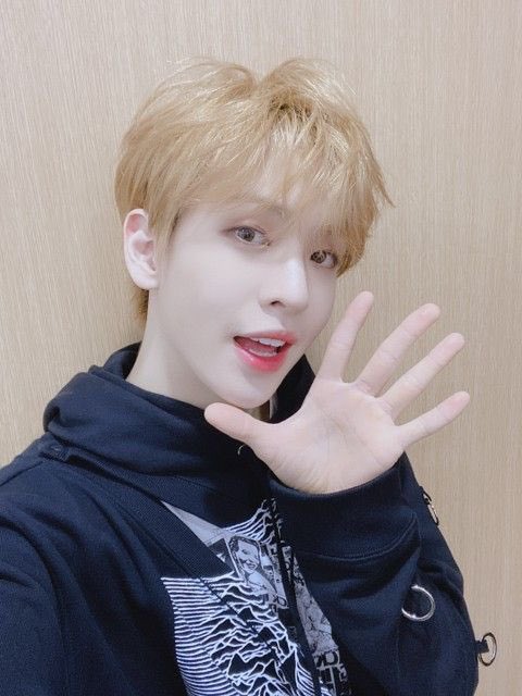 ejs712's tweet photo. Day 7 of #30DaysWithAllen 🐧
This time is about “fav Allen’s selca”! For me, it’s ofc every Allen’s selca with Serim!😆 But for his indvidual selca, I love this chic Allen from SBS Gayo Daejeon and blonde Allen during Break All the Rules (he looked mixed)😆 #Cravity #CravityAllen https://t.co/sYcSjMkgri