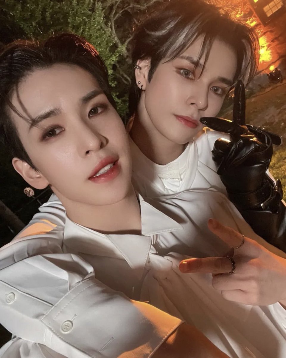 ejs712's tweet photo. Day 7 of #30DaysWithAllen 🐧
This time is about “fav Allen’s selca”! For me, it’s ofc every Allen’s selca with Serim!😆 But for his indvidual selca, I love this chic Allen from SBS Gayo Daejeon and blonde Allen during Break All the Rules (he looked mixed)😆 #Cravity #CravityAllen https://t.co/sYcSjMkgri