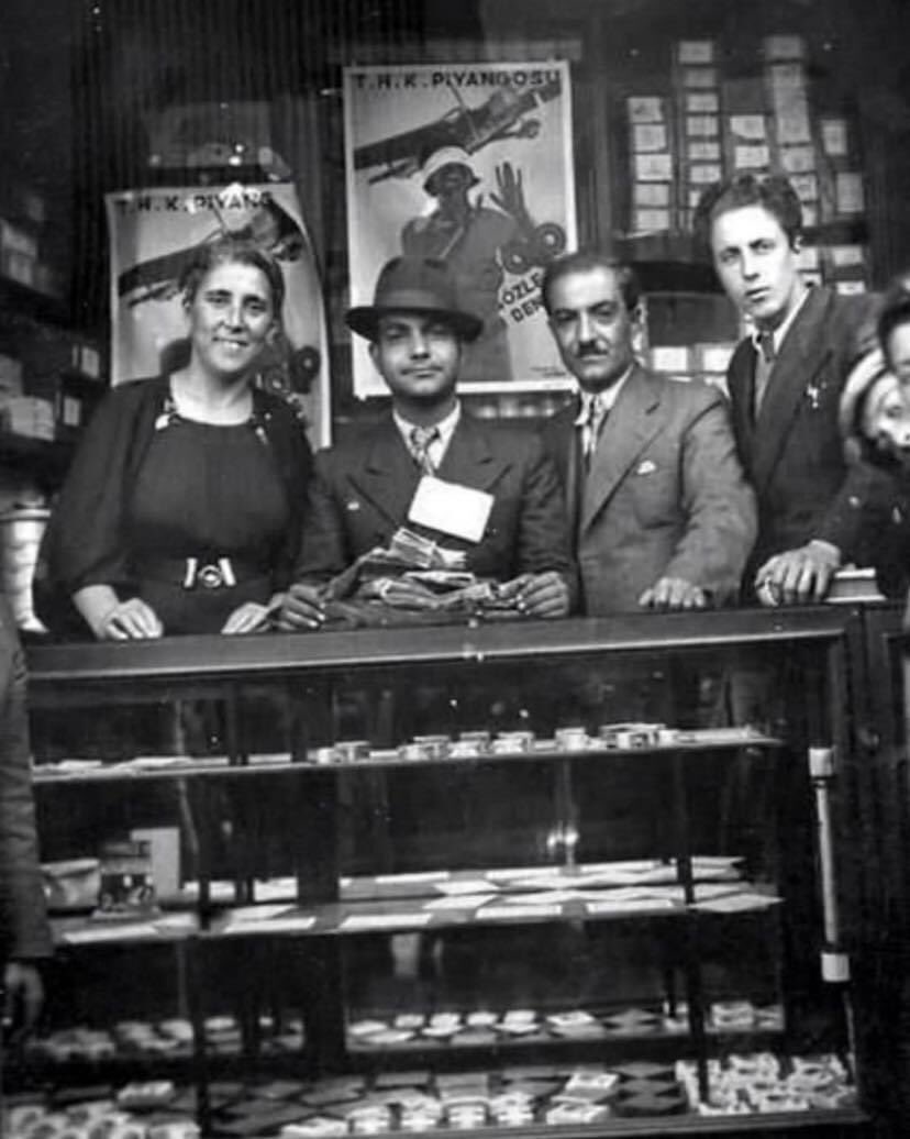 Adnycl: BİLETLER NİMET ABLA’DAN adnycl.blogspot.com/2023/04/biletl…

Bir zamanlar  yılbaşı klasiklerinden biri haline gelen piyango bileti denilince akla Nimet Abla Gişesi gelirdi. 1899’da İstanbul’da dünyaya gelen Nimet Abla’nın asıl adı Melek Nimet Özden’dir