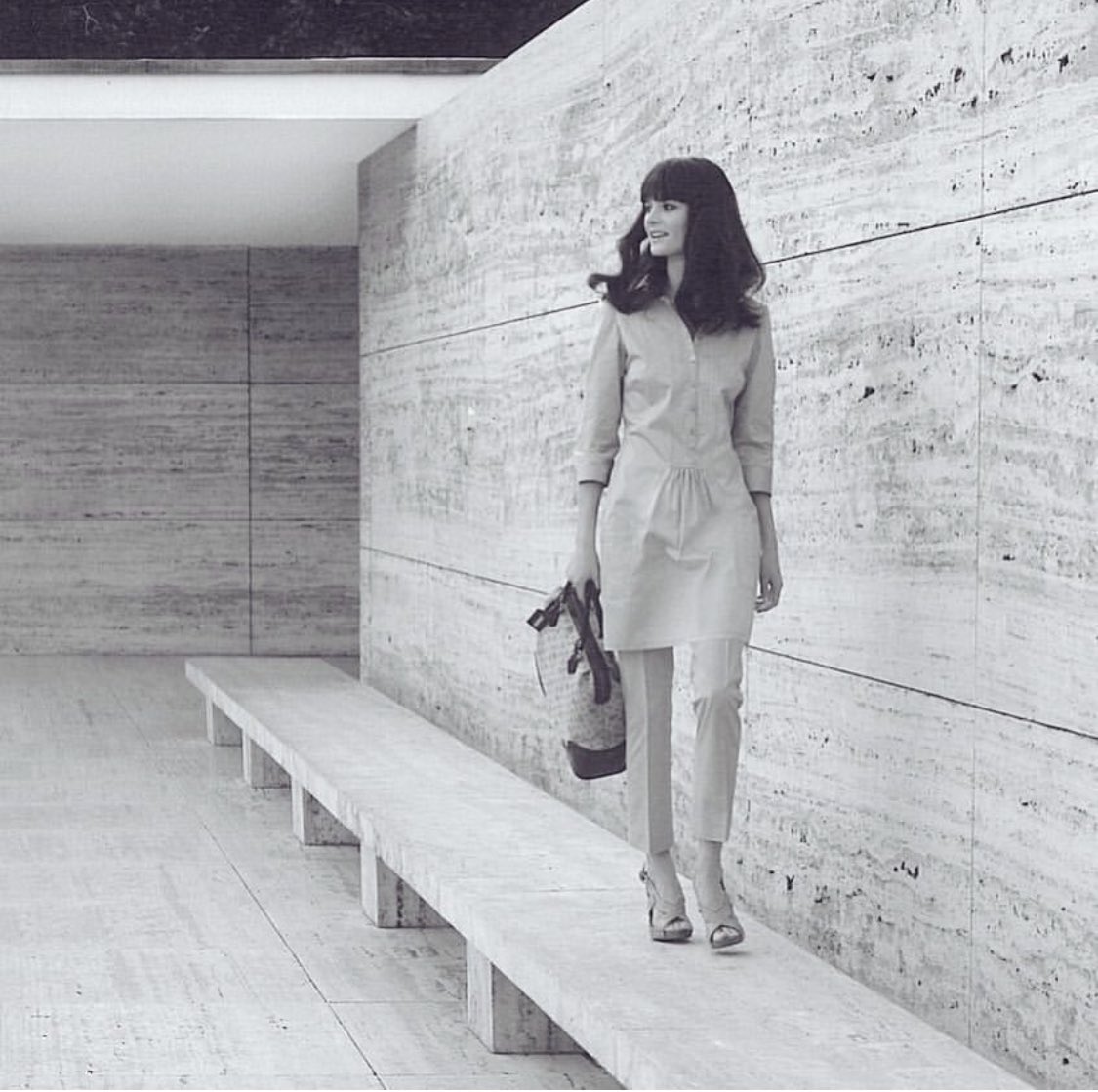 acafeole's tweet image. Hi April!! 

📸Campaña Pedro del Hierro en Pabellón Barcelona 

#arquitecturaymoda