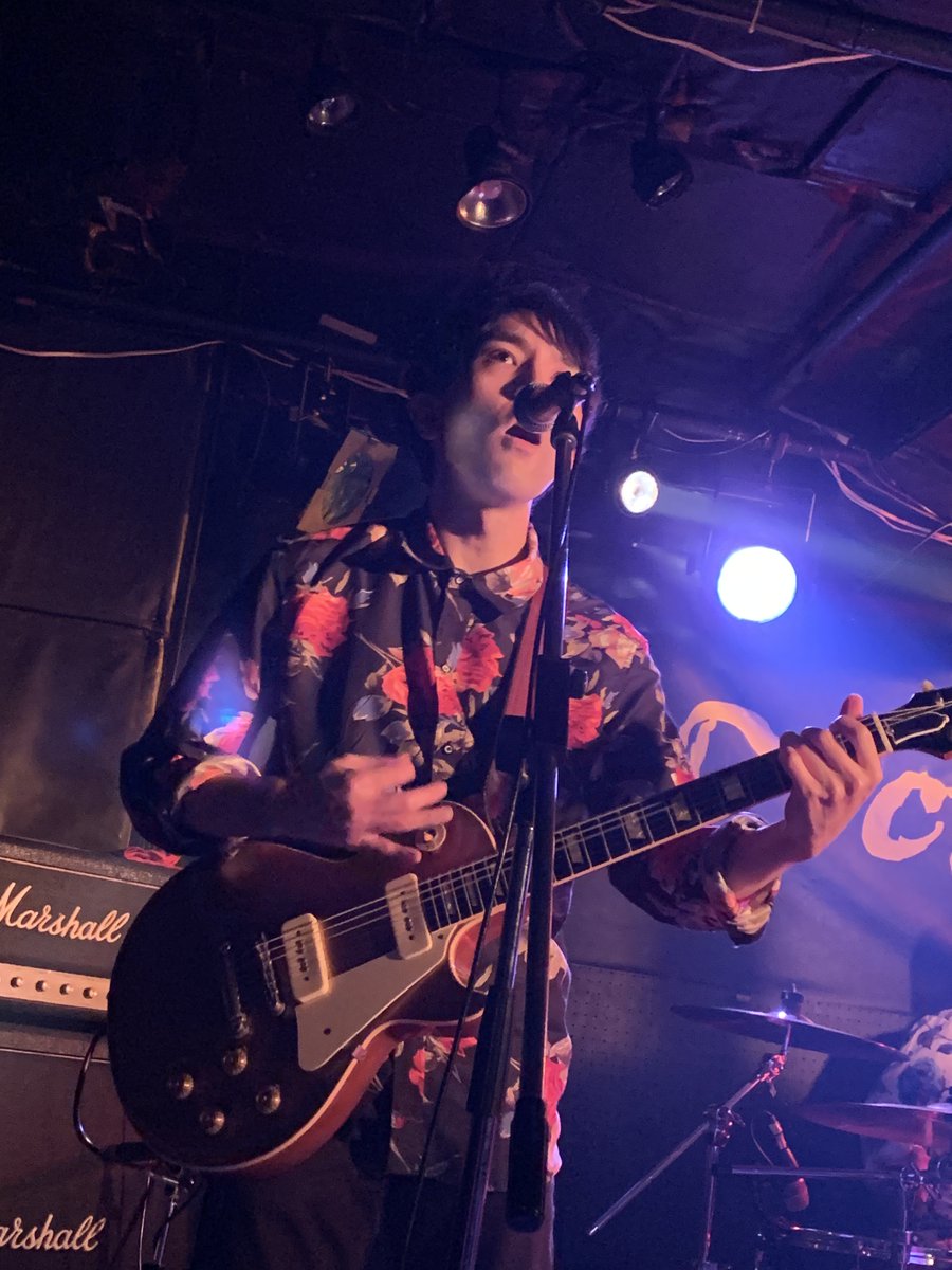 karashi_1125's tweet photo. 【あんぽんたん主催の思い出②】
お次は「Perchero」!
ラテンのノリがたまらない、熱いバンドでした(*´w`)
個人的に、ギターのプレイにじっくり見惚れてしまった🎸
スペインの方がベースを弾いていて、スペイン語の歌もあって、私も蝉の曲持っていって良かったなって思いました🌞
#perchero https://t.co/iTTZ1yKWoI