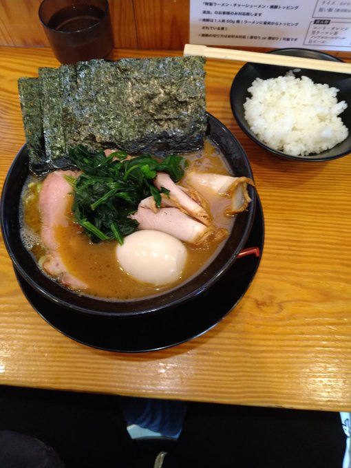 昨夜の海老原まよい様の動画に影響を受け、今日のお昼は家系のお店で　特製ラーメンと御飯　　麺硬め・濃さ普通・油少なめ　　選