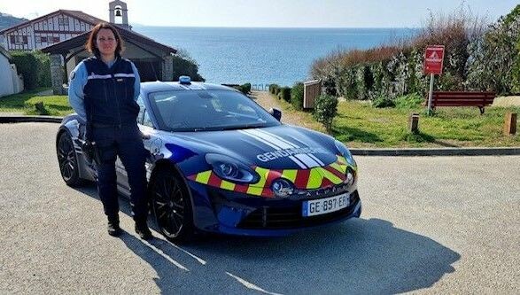 icipaysbasque's tweet photo. Une femme pilote l'Alpine A110 de la gendarmerie d'autoroute du Pays basque

➡️ https://t.co/JvVZZ5ck6S https://t.co/JonPxfPUrQ
