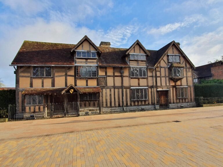 Stratford-upon-Avon is the birthplace of the playwright William Shakespeare and has lots of attractions related to him. There are other sights to see, including some fascinating museums. its also pretty #dogfriendly too. rjontour.com/stratford-upon… #suahour
#Warwickshire