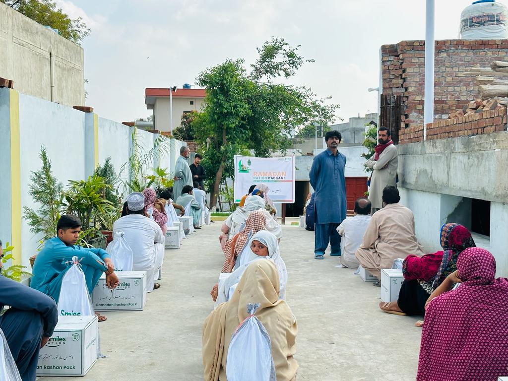 MSfoundationPK's tweet photo. Million Smiles Foundation organized a mega Ramadan Food Packages distribution in Jhang.
Hundreds of needy & fasting persons were provided with a whole month Ration supply to help them feed themselves and their children.
اِس ماہِ نور، مسکراہٹیں بھر پور !
#Ramadan #RationSupport https://t.co/Ow1wdetqbR
