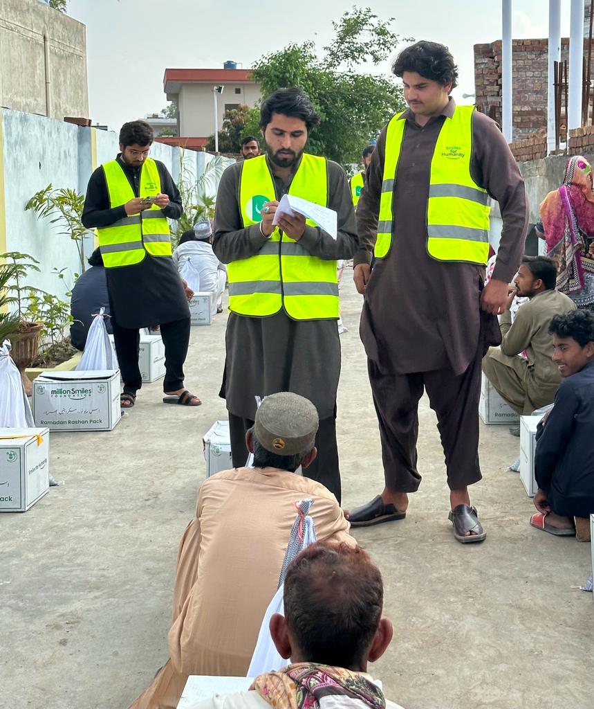 MSfoundationPK's tweet photo. Million Smiles Foundation organized a mega Ramadan Food Packages distribution in Jhang.
Hundreds of needy & fasting persons were provided with a whole month Ration supply to help them feed themselves and their children.
اِس ماہِ نور، مسکراہٹیں بھر پور !
#Ramadan #RationSupport https://t.co/Ow1wdetqbR