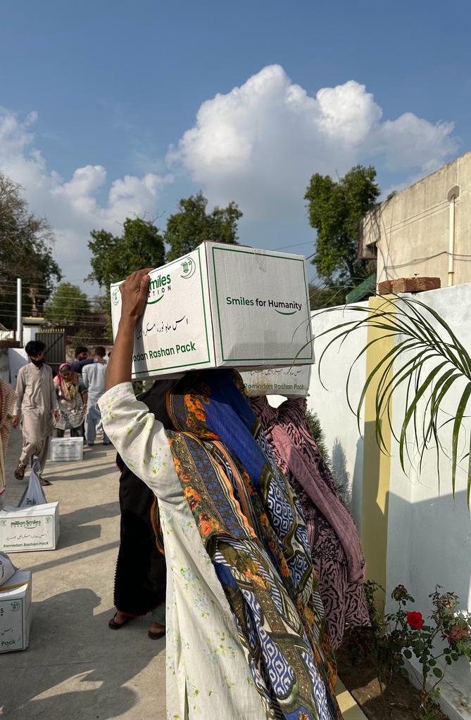 MSfoundationPK's tweet photo. Million Smiles Foundation organized a mega Ramadan Food Packages distribution in Jhang.
Hundreds of needy & fasting persons were provided with a whole month Ration supply to help them feed themselves and their children.
اِس ماہِ نور، مسکراہٹیں بھر پور !
#Ramadan #RationSupport https://t.co/Ow1wdetqbR