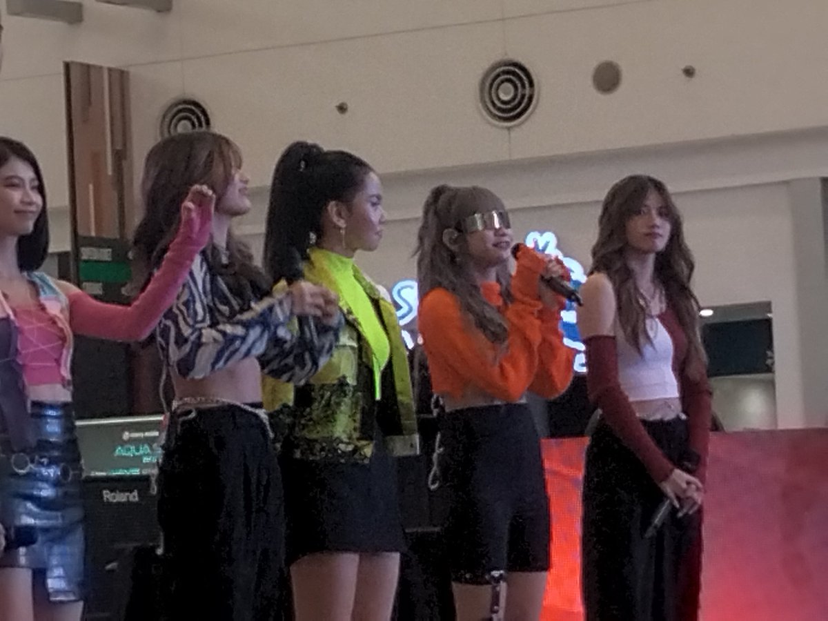 chrryce's tweet photo. where i got to meet kaia on Himagsikan 2022. I got to take a selfie with my bias wrecker, Alexa and got to take couple of shots of them.

UNANG KA1ARAWAN
#1stKAIAversary #5678byKAIA
@KAIAOfficialPH #KAIA https://t.co/Rxx3cPMl26