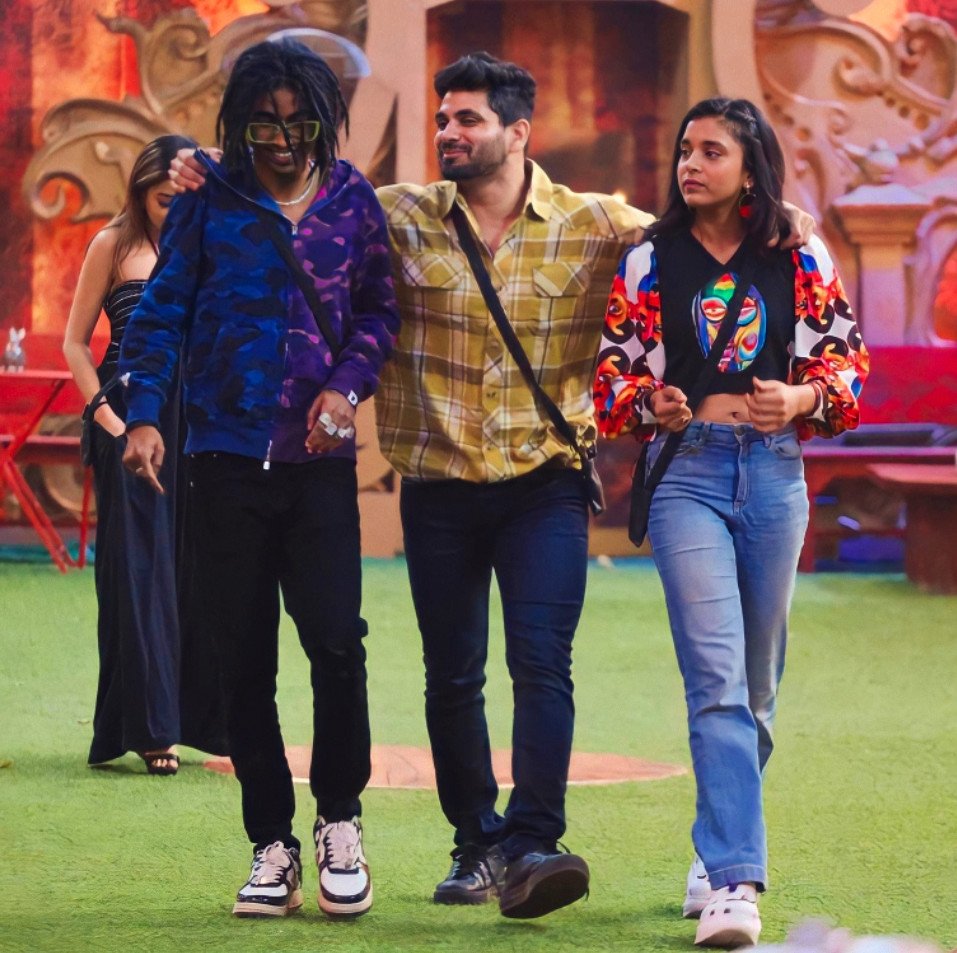 irfanshaik1's tweet photo. Best trio of Biggboss🔥
 S3❤️💚💙
#ShivSumStan 
#SumbulTouqeerKhan https://t.co/zrvQCiFhE8