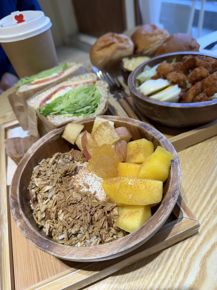 qu_quququ's tweet photo. 반려견 동반 카페(그릭요거트,샌드위치 등) odou
숙소근처에 동반 식당도 없고, 숙소에 반려견 혼자두면 안된다 해서 아침먹으러 경성대 근처로 감. 영식이는 낯선곳을 편안해하지않고, 낯선사람을 경계하기에 소프트 켄넬에 넣어놓음
#부산여행 #odou #반려견동반 #반려견동반카페 #경성대카페 https://t.co/coDZfo5ruL