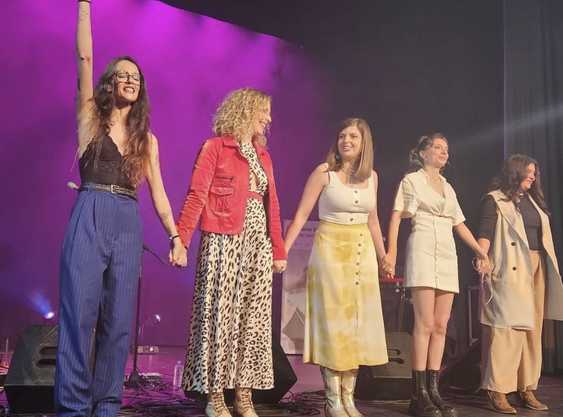 Vega's 🆙 (@_vegaland_) on Twitter photo La reina pez 👸🏻 🐟 (<a href="/VEGAOFICIAL/">Vega</a>)
1ª Edición del festival VOCES DE MUJER 💜
Junto a <a href="/LuzNegrillo/">Mariluz Negrillo</a>, <a href="/JuliaCalatayud/">Julia Calatayud</a> y <a href="/sararaez/">SARA RÁEZ</a> 🫶🏼
Al piano y voces su inseparable <a href="/bluemouthlady/">Laura</a> 🎹
<a href="/AytoJaen/">Ayuntamiento de Jaén</a> #Jaén La reina pez 👸🏻 🐟 (<a href="/VEGAOFICIAL/">Vega</a>)
1ª Edición del festival VOCES DE MUJER 💜
Junto a <a href="/LuzNegrillo/">Mariluz Negrillo</a>, <a href="/JuliaCalatayud/">Julia Calatayud</a> y <a href="/sararaez/">SARA RÁEZ</a> 🫶🏼
Al piano y voces su inseparable <a href="/bluemouthlady/">Laura</a> 🎹
<a href="/AytoJaen/">Ayuntamiento de Jaén</a> #Jaén