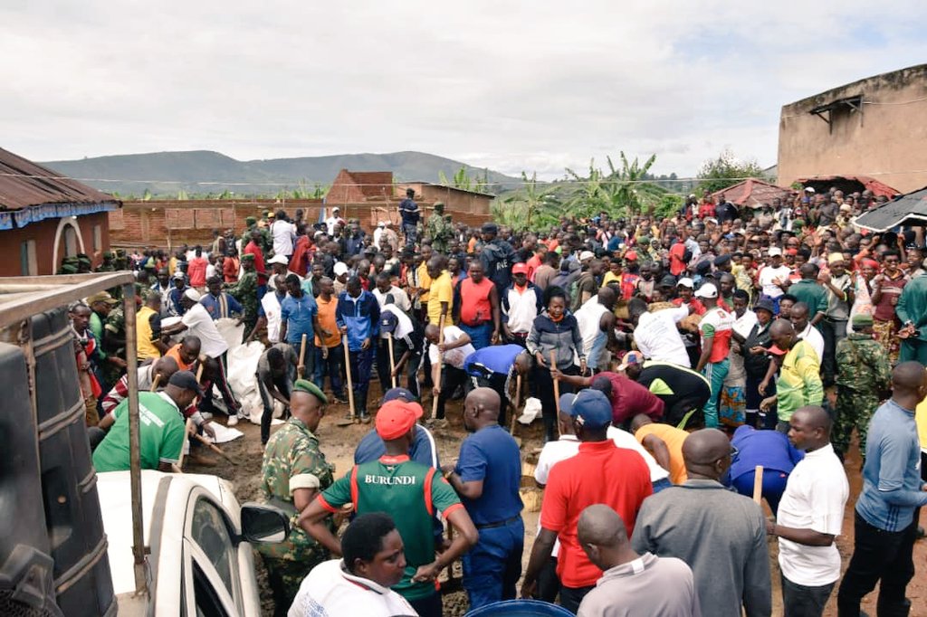 #Burundi: Le chef de l'Etat <a href="/GeneralNeva/">SE Evariste Ndayishimiye</a> s'est associé  ce samedi à la population de  <a href="/MuramvyaProv/">Province Muramvya</a> dans les travaux de développement communautaire consistant à la construction d'une salle de réunions se trouvant dans les enceintes du commissariat de la police de #Muramvya.