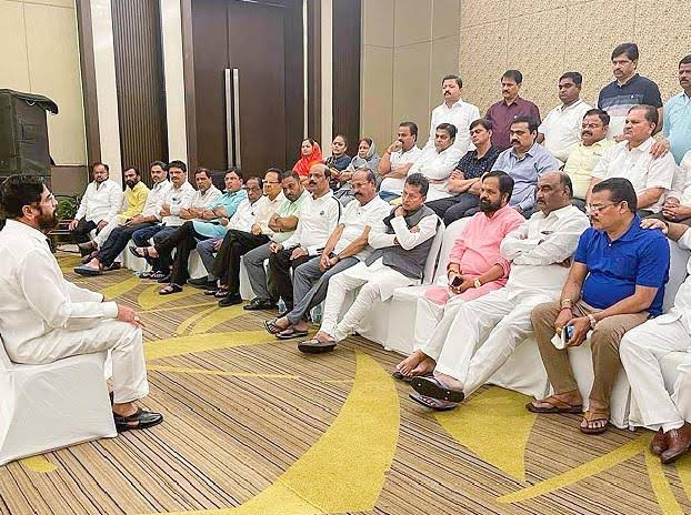 BabaNkarale1's tweet photo. @mieknathshinde @Dev_Fadnavis @narendramodi @rashtrapatibhvn @abpmajhatv @aajtak @TV9Marathi @MahaDGIPR @nurses_state @Niteshkarale05 *५० आमदार जेव्हा राज्य सोडून १ महिना गुवाहाटीत गेले त्यांचा पगार कसा निघाला?*
  मग मायबाप सरकार कर्मचा-यांच्या संपकाळातील पगाराच्या मागे का लागले? https://t.co/NS9AeyUAX6