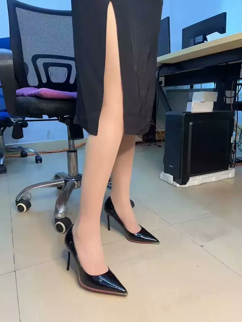 办公室秀腿，周末加班只有我一个人！ https://t.co/vNWNT82JFO