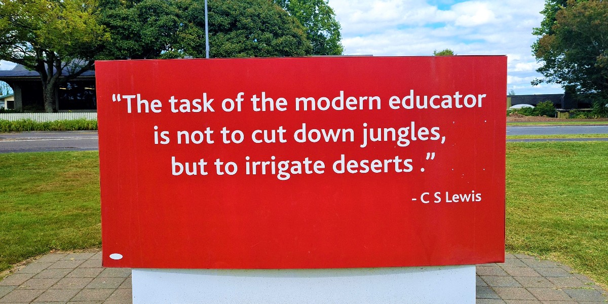 Have you noticed that the quotes outside B block often change? 😉

#KoTeTangata #ForThePeople

#WUWellbeing #Wellbeing #MentalHealth #WaikatoUni #WaikatoUniversity #HamiltonNZ #Waikato