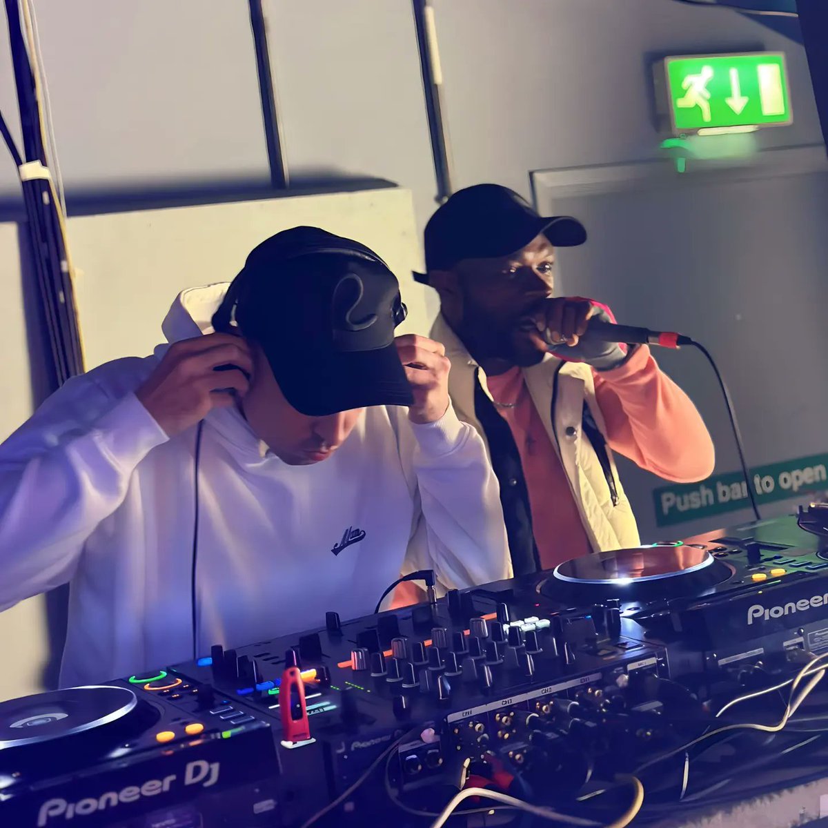 Pinky_Pinkos's tweet photo. Yesterday was fun 🤣🎧💥🎤 #Jacfest 🎪🎪 Hold tight the early warmings!! https://t.co/Ujqzn3jVP5