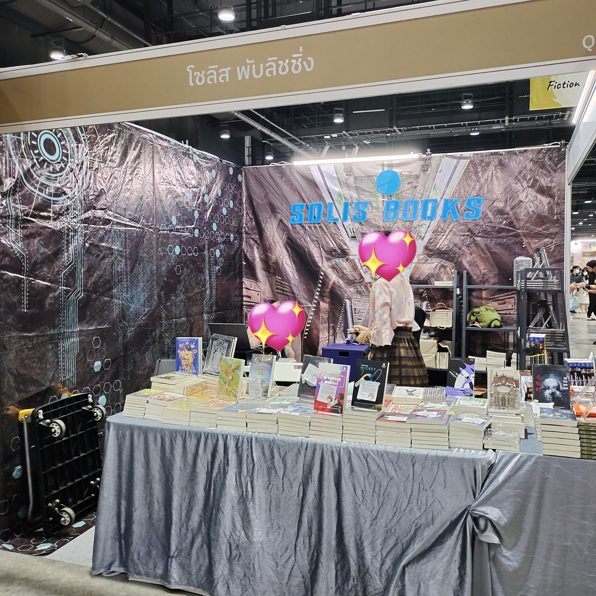 MonsterBighead's tweet photo. แนวไซไฟอีกบูธคือน้องSolis books ขึ้นชื่อลือชาว่าแอดมินมีความเก่งฉกาจในป้ายยาลูกค้าให้มีหนังสือติดไม้ติดมือกลับบ้านเสมอ5555(แต่หนังสือในบูธสนุกหลายเล่มอย่างที่เชียร์จริงๆนะ) 
.
วันนี้เราเลยแอบมาเมียงมองเล่มที่ยังไม่มี >วอร์โคสิกัน ข้ามเขตอนันต์ กับ Dark Tales of London รีปริ้นท์~ https://t.co/DGu7t8vLjX