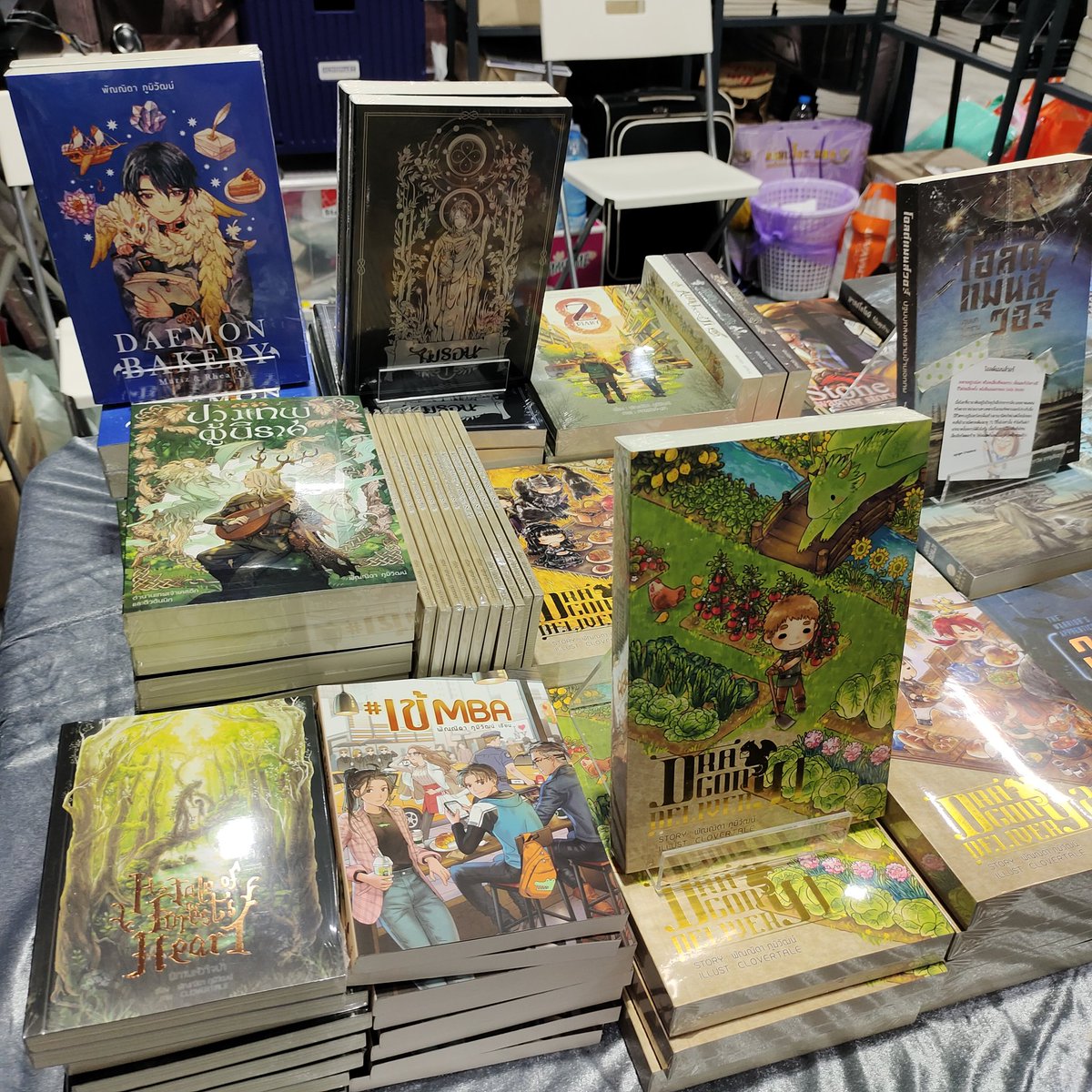 MonsterBighead's tweet photo. แนวไซไฟอีกบูธคือน้องSolis books ขึ้นชื่อลือชาว่าแอดมินมีความเก่งฉกาจในป้ายยาลูกค้าให้มีหนังสือติดไม้ติดมือกลับบ้านเสมอ5555(แต่หนังสือในบูธสนุกหลายเล่มอย่างที่เชียร์จริงๆนะ) 
.
วันนี้เราเลยแอบมาเมียงมองเล่มที่ยังไม่มี >วอร์โคสิกัน ข้ามเขตอนันต์ กับ Dark Tales of London รีปริ้นท์~ https://t.co/DGu7t8vLjX