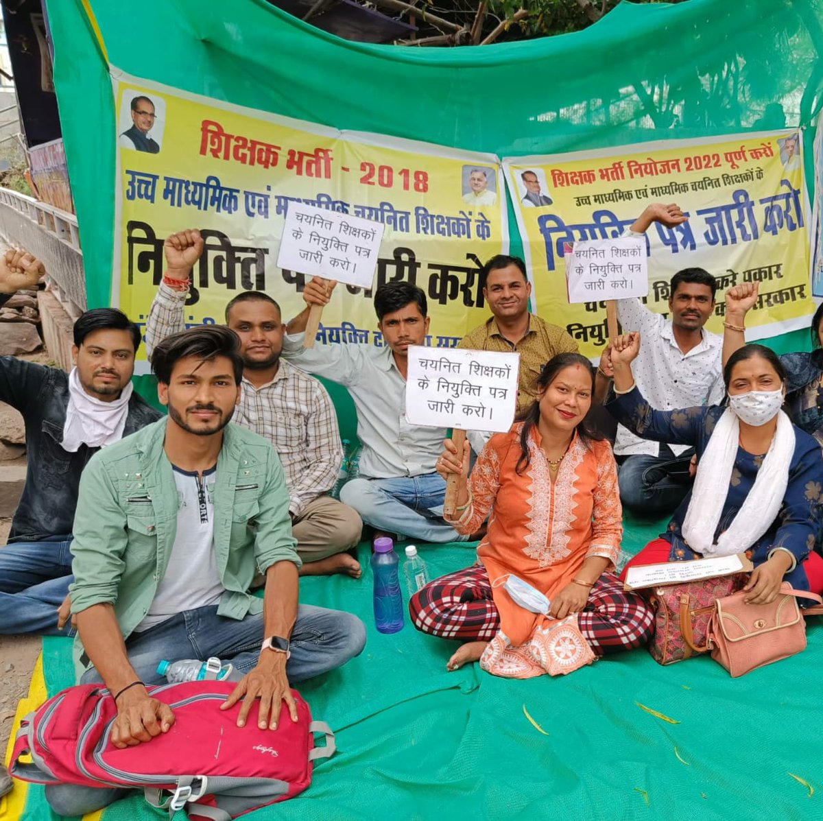 shivprajapatisp's tweet photo. ट्राइबल विभाग में चयनित शिक्षकों पर मानसिक अत्याचार बंद करो DPI के तरह TWD भी जल्द नियुक्ति आदेश अपलोड़ करो।
#TWD_VARG3_NIYUKTI_DO
@TribalAffairsMp
@MlaManpur
@Indersinghsjp
@CMMadhyaPradesh
@ChouhanShivraj
@MPTakOfficial
@ZeeMPCG
@DainikBhaskar
 @WelfareTribal https://t.co/Vp6p6WUUuI