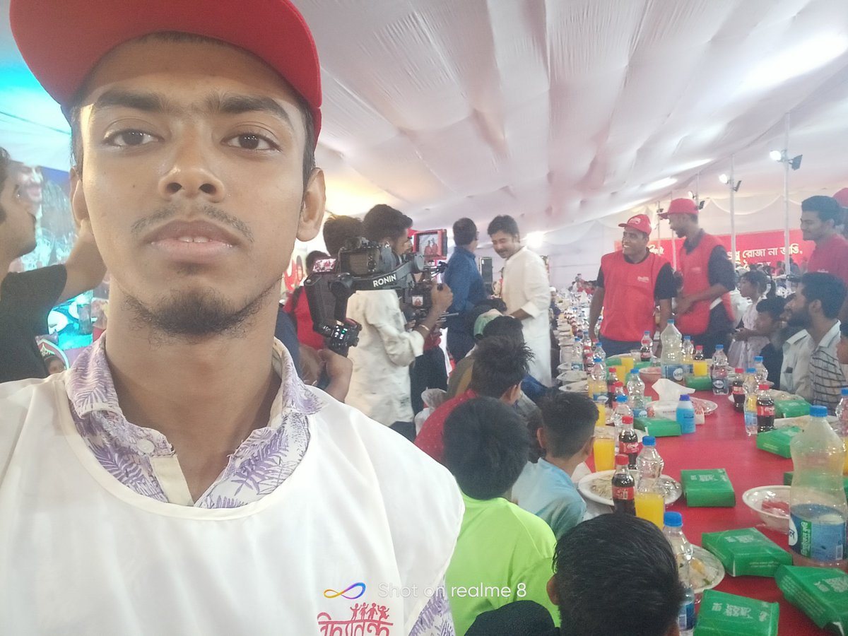 socialsaiful's tweet photo. ইফতারে স্বেচ্ছাসেবীদের উৎসাহ দিতে যুক্ত হয়েছেন আফরান নিশো। ছিন্নমূল মানুষের সাথে আমাদের ইফতার। https://t.co/CDggea1QPw