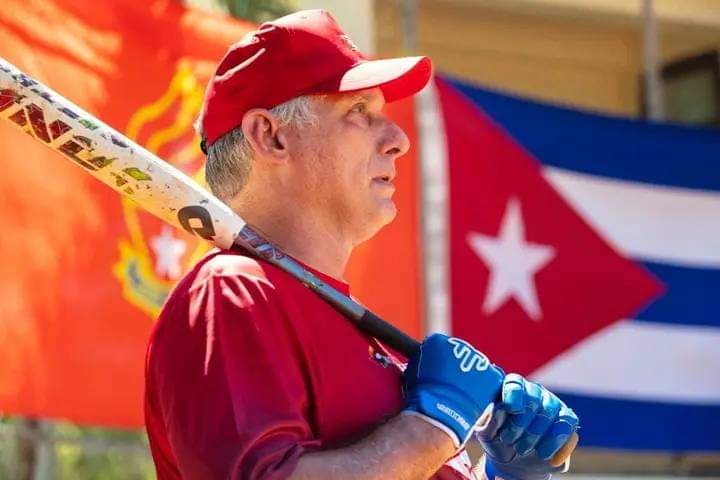 ArazayRojas's tweet photo. En qué parte del mundo se ve esto el presidente del país este compartiendo con los jóvenes y el pueblo #CubaGanó y seguimos jugando pelota. Un regalo enorme para la UJC de Cuba a tan solo horas del 4 de abril. #TeamANAP #TeamUJC. #UnaMejorJuventud. #AnapCuba https://t.co/kSAiAYndlY