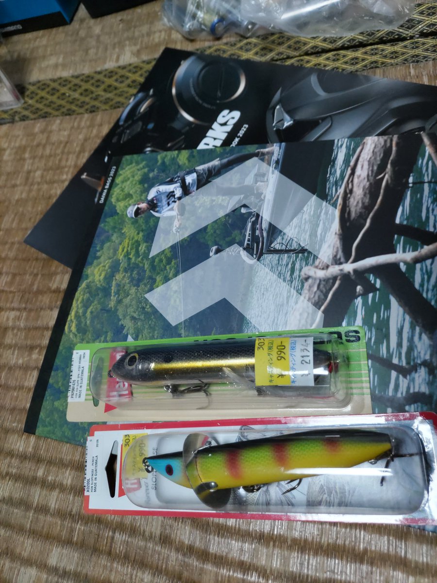 miyata_164's tweet photo. 先程、キャスティング太宰府店へ。次購入のリールを見に行きました。やはりダイワ社になりそう。どうしても手が小さいので、そうするしかなさそう。で、カタログと生きる伝説が特価であったので購入。 #バス釣り #アメリカンルアー #ヘドン #heddon #superspook #ダイワ https://t.co/MTqmpZnALO