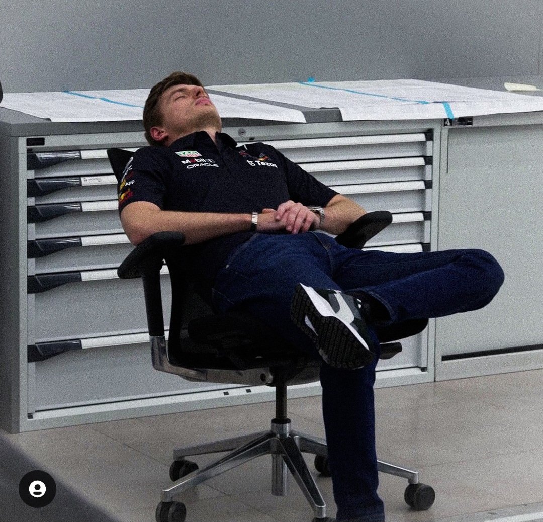 aur_f1's tweet photo. Yo durante las 2 primeras horas de carrera: https://t.co/ZeK9bFJNJL