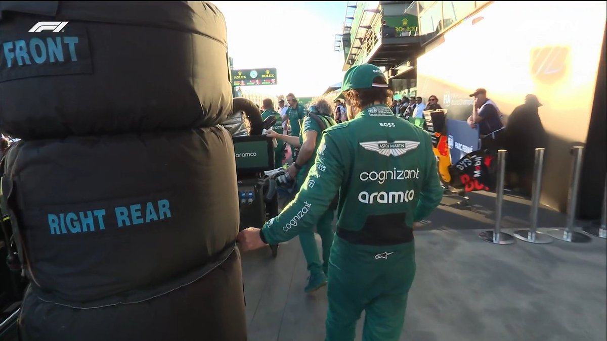 otSportPod's tweet photo. Aston Martin hat glaube ich nen neuen Praktikanten in der Boxencrew
#AusGP #F1 #AustralianGP https://t.co/m2H2WTbUZW