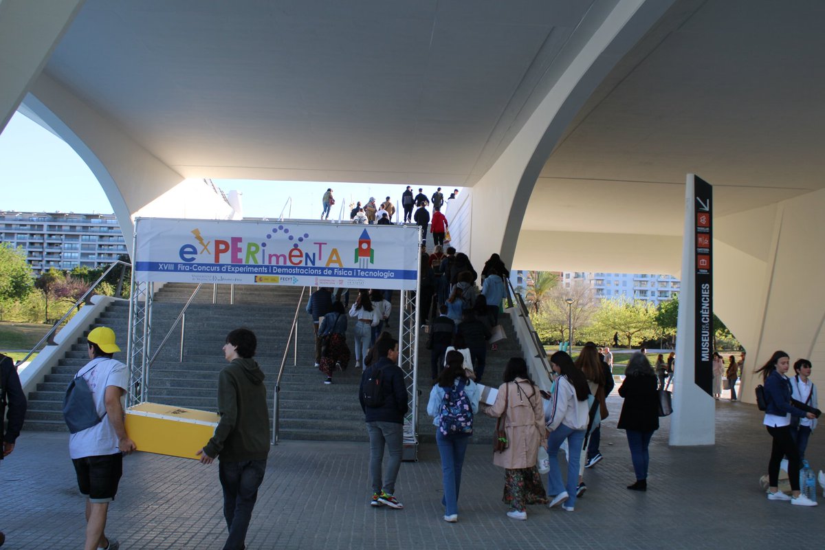 FiraExperimenta's tweet photo. Els grups participants comencen a instalar-se a la Fira #Experimenta23! Queda poc més de mitja hora per a inaugurar la XVIII edició 👏👏 https://t.co/eby0HI9Uf5