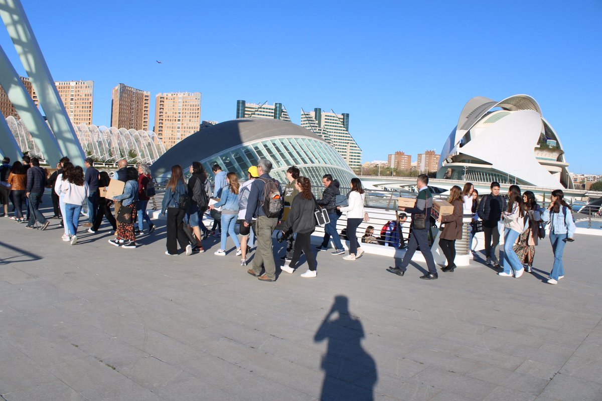 FiraExperimenta's tweet photo. Els grups participants comencen a instalar-se a la Fira #Experimenta23! Queda poc més de mitja hora per a inaugurar la XVIII edició 👏👏 https://t.co/eby0HI9Uf5
