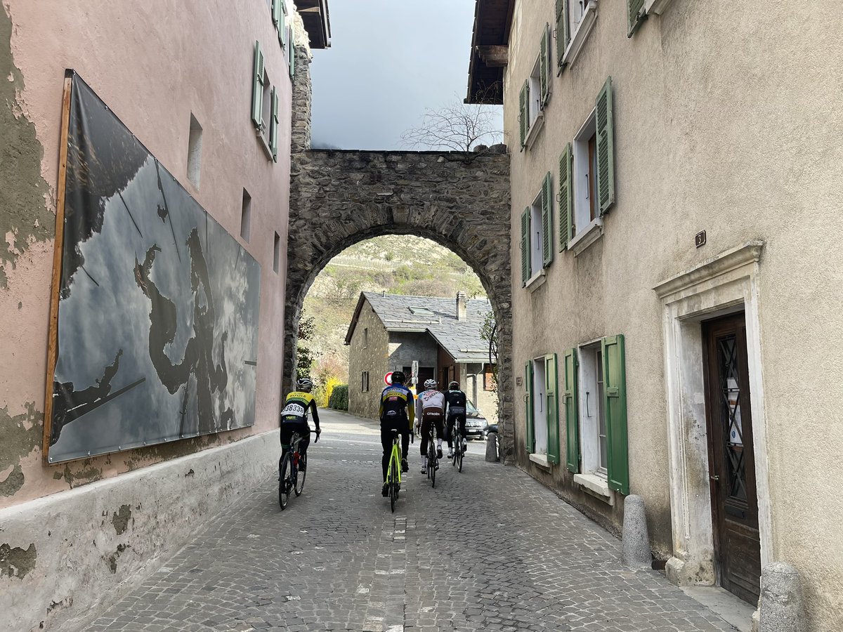 Swiss_Cathy's tweet image. L’arrivée sera coriace. 🔥🚴🏻‍♀️🚴🏼👮🏻‍♀️😎☀️ @GPBerraImmo #pavés #Saillon #Valais #cyclisme #course #bénévole