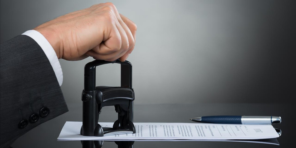 El TJUE ha declarado la imposibilidad de continuar la ejecución de un contrato adjudicado «in house» si el municipio ya no controla a la entidad adjudicataria 👉 ow.ly/VfJs50NsN0F  #ContrataciónPública