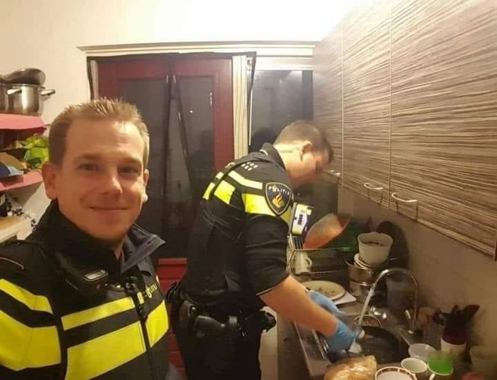 gokmenzadeyazar's tweet photo. Hollanda'nın Eindhoven şehrinde 5 çocuklu bir kadın şekeri düşünce hastaneye kaldırılıyor. Hikaye buraya kadar sıradan görünse de ilginçlik şu: memurlar evde kalıp 5 çocuk için yemek hazırlayıp bulaşık yıkıyor
İnsanlığa olan umudumuz tazeleyen ikiliyi biz de tebrik ediyoruz.. https://t.co/WRDGN3bO6V